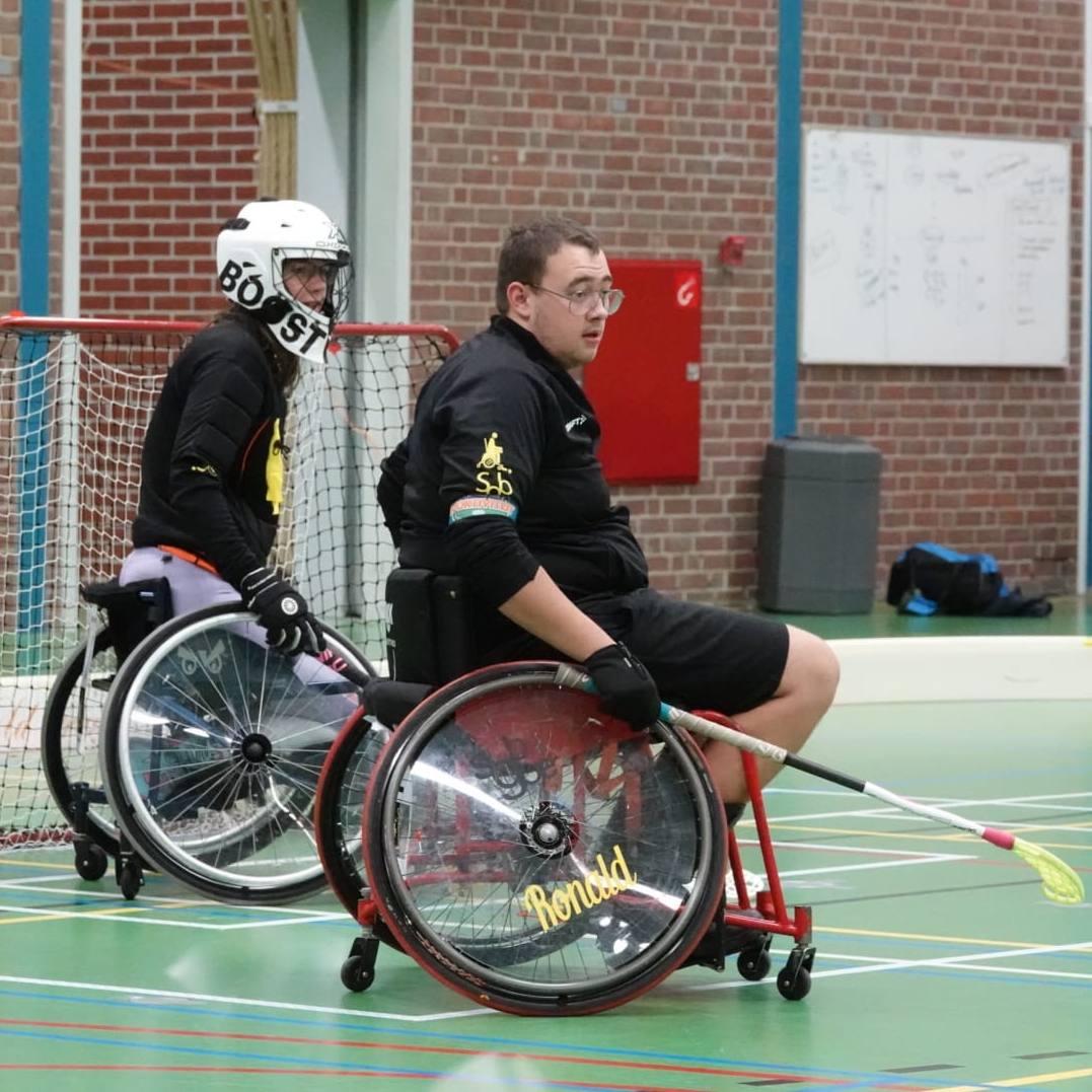 Rolstoelhockey handbewogen