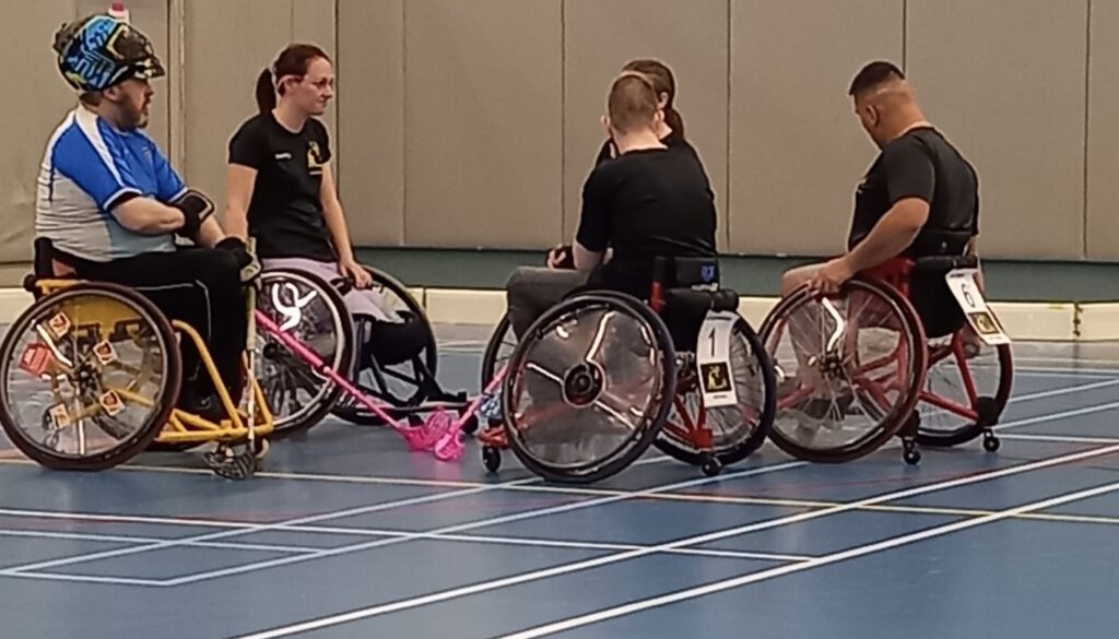 sportclub grenzeloos bewegen zeeland h1 voor het begin van de rolstoelhockey wedstrijd