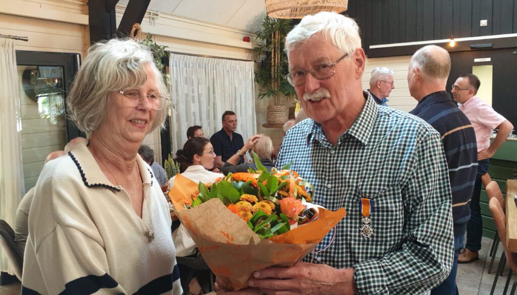 tom hommels en de voorzitter van sportclub grenzeloos bewegen zeeland ursula leeflang