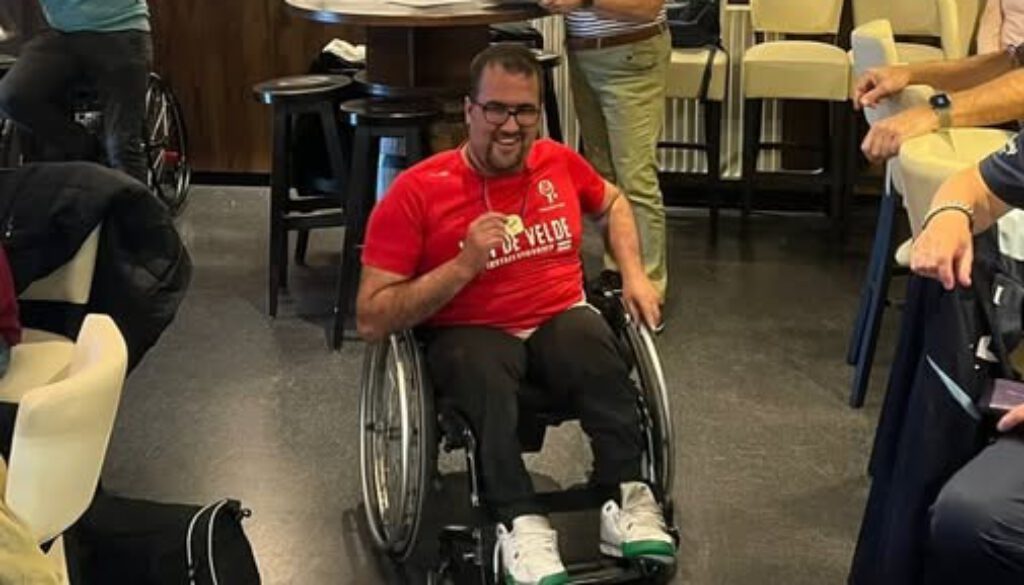 matthijs van sgbzeeland met zijn gouden medaille in veghel